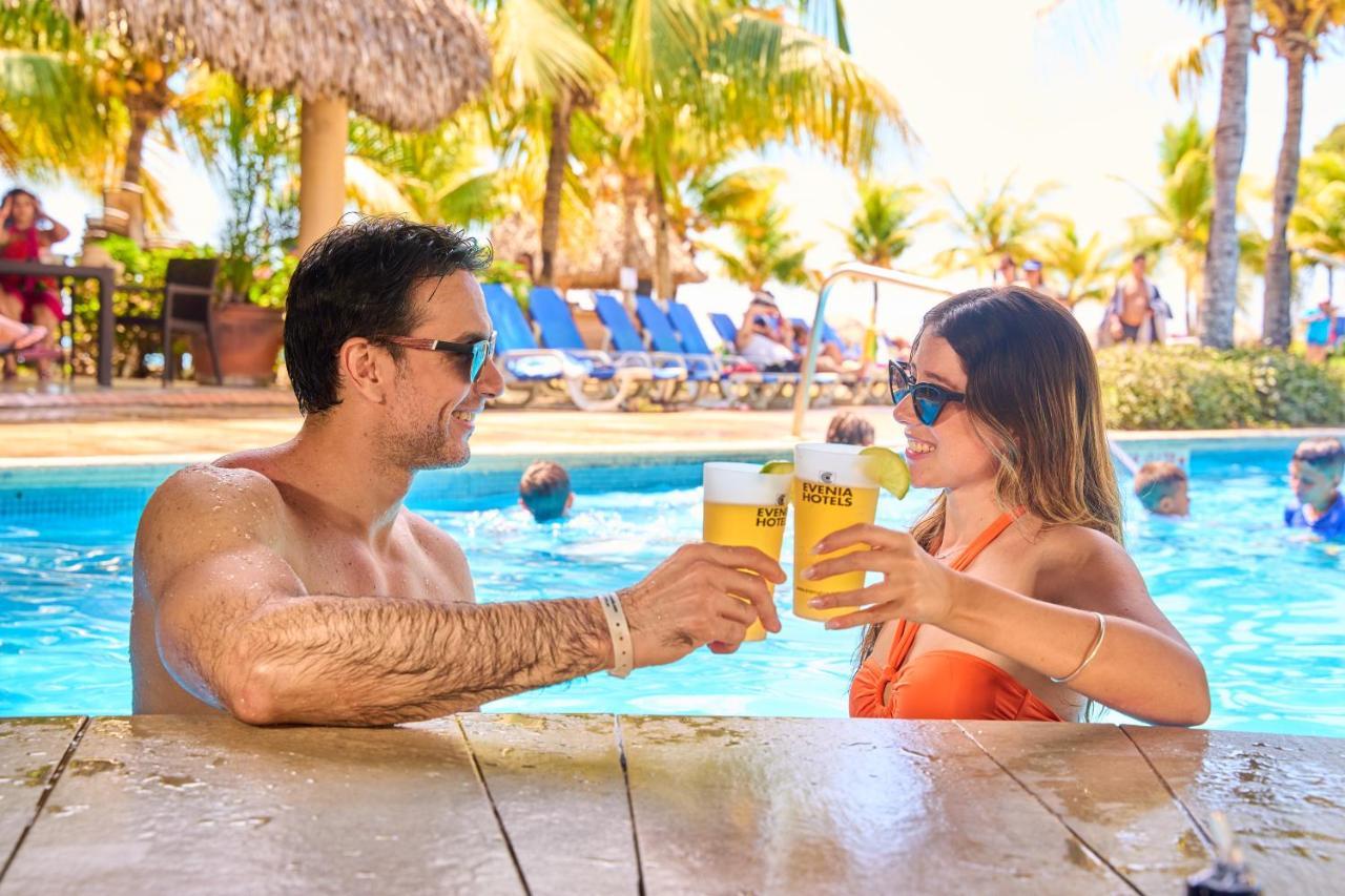 Gran Evenia Bijao Ξενοδοχείο Santa Clara  Εξωτερικό φωτογραφία A couple drinking Presidente at a pool