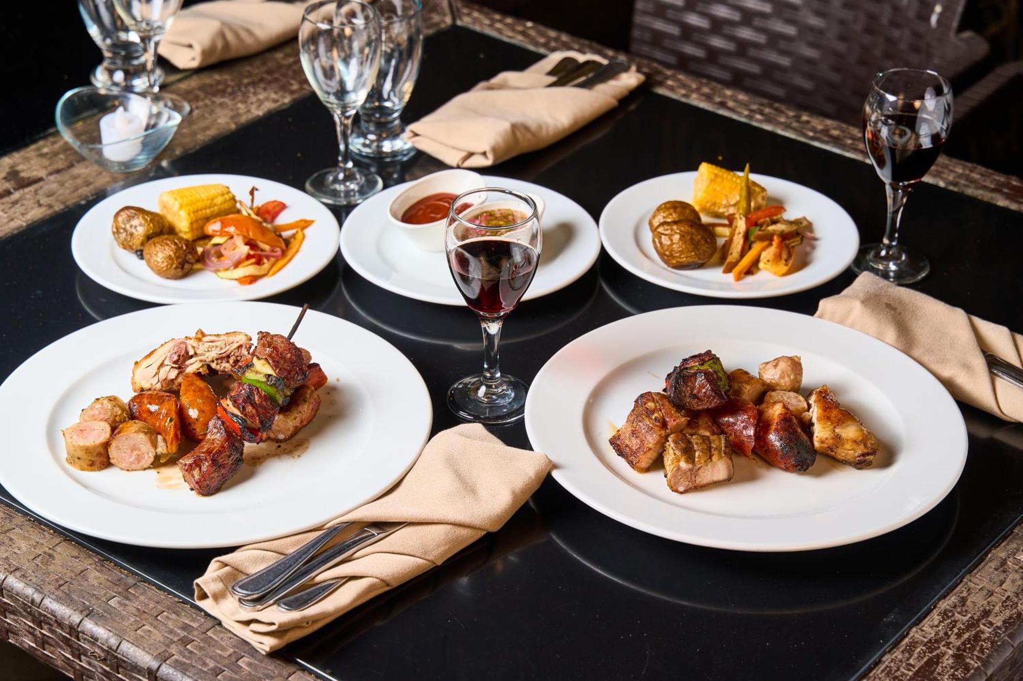 Gran Evenia Bijao Ξενοδοχείο Santa Clara  Εξωτερικό φωτογραφία A selection of dishes at the restaurant